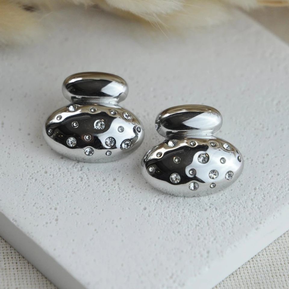Silver Zirkon Detay Oval Tasarım Üzeri Gömme Taşlı Çelik Küpe